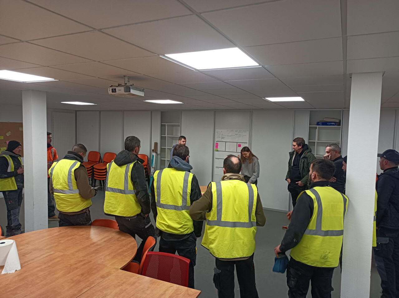 Équipe en réunion avec gilets