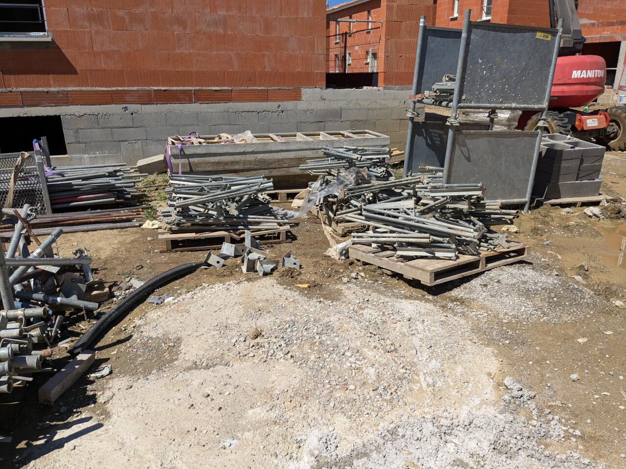 Échafaudage et matériaux de construction