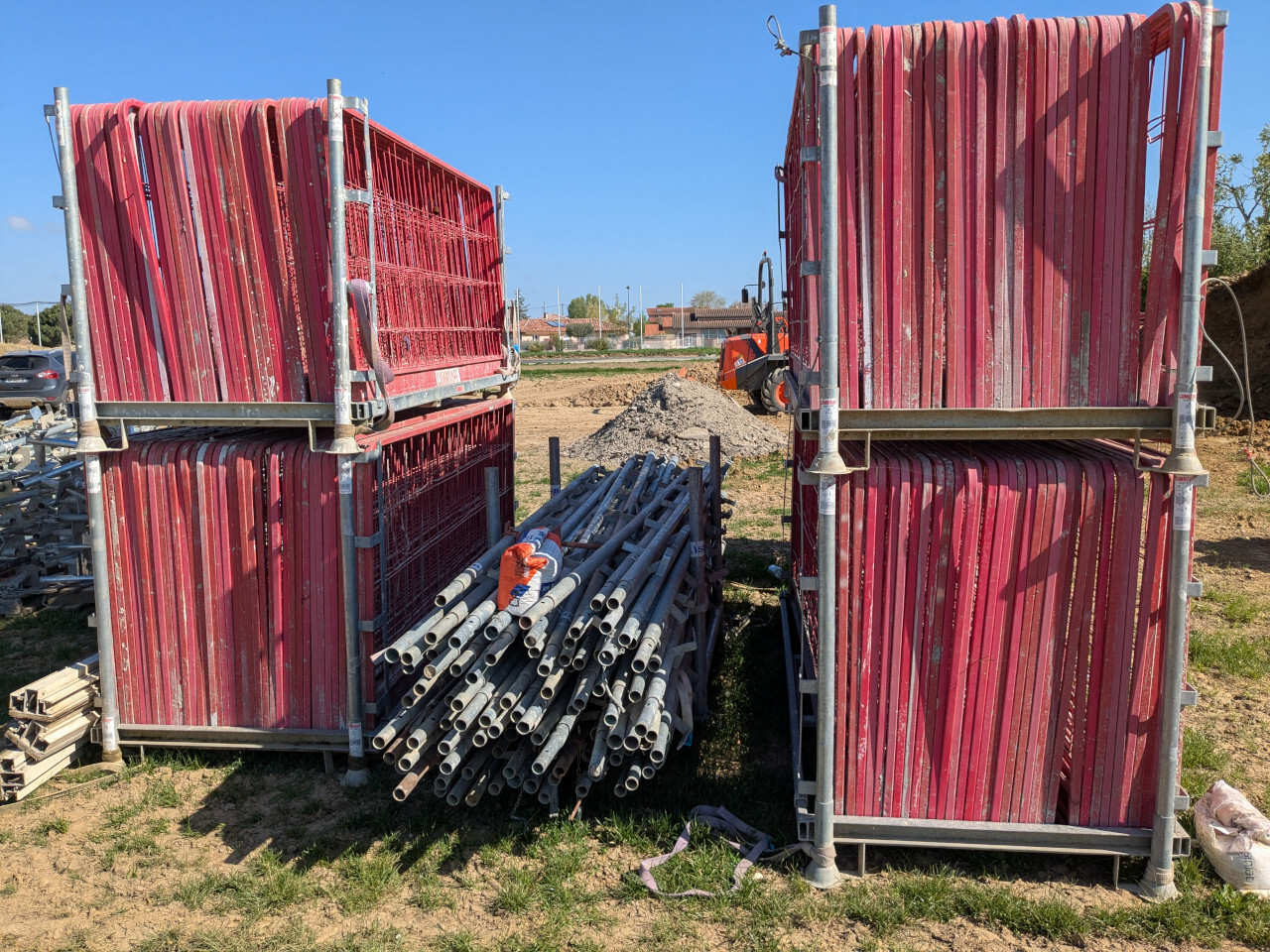 Barrières de chantier rouges empilées