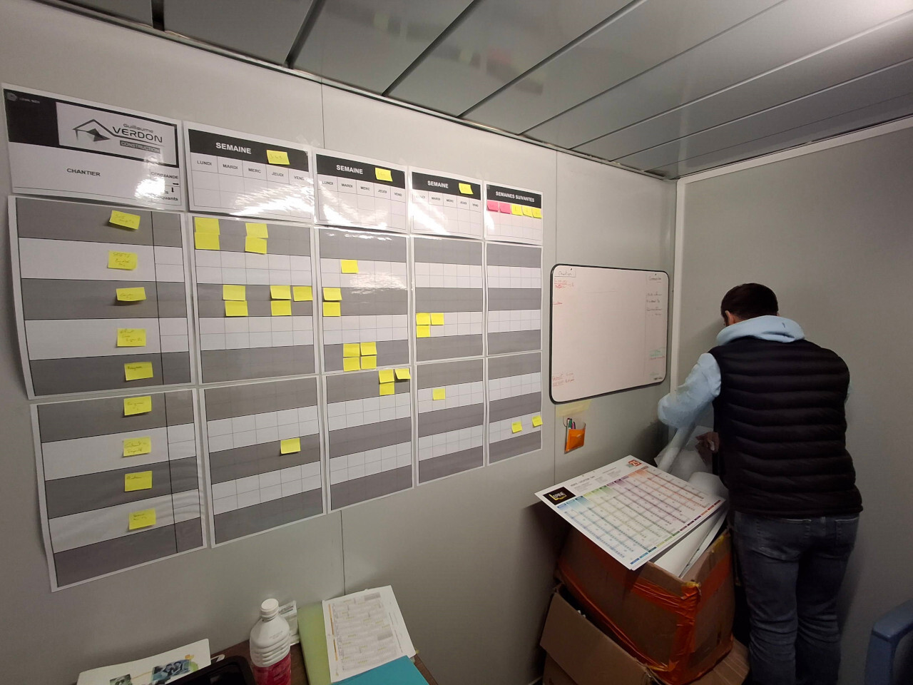 Tableau de chantier avec notes.