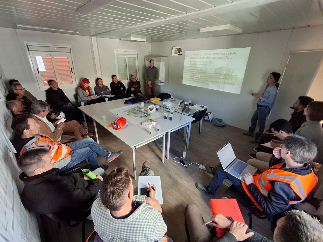 Réunion d'équipe projet sur site