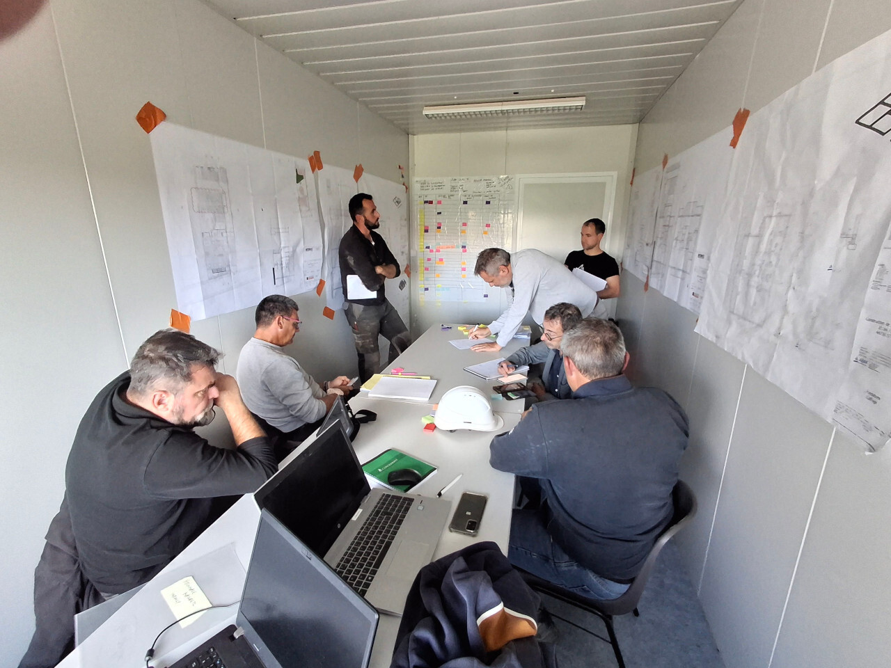 Réunion de chantier avec plans