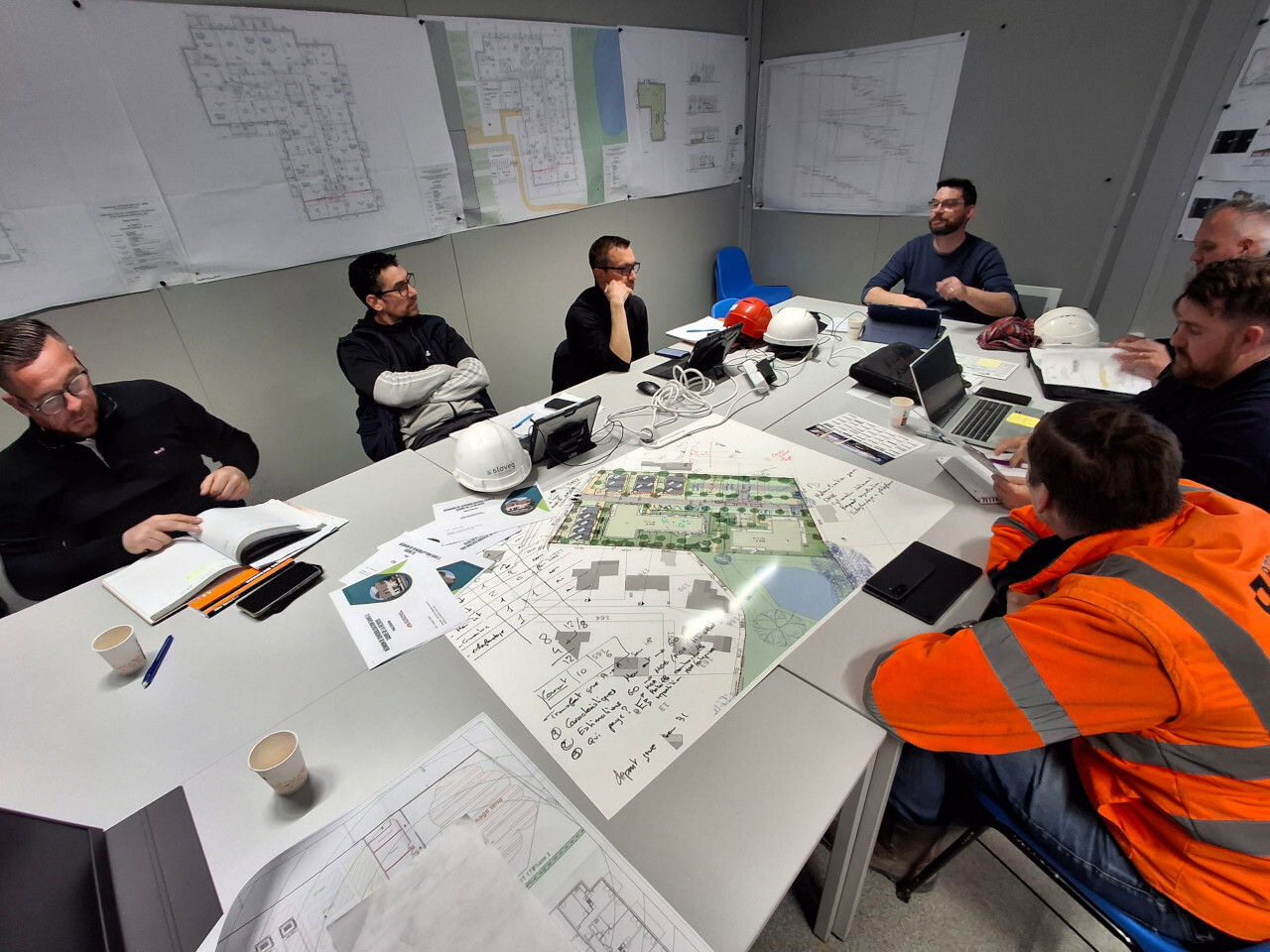 Réunion de construction, plans sur table