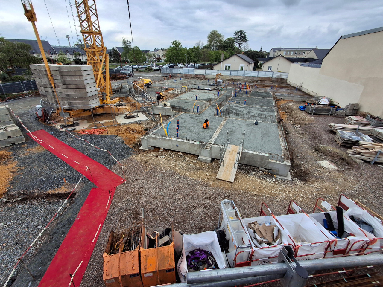 Chantier de construction et grue.