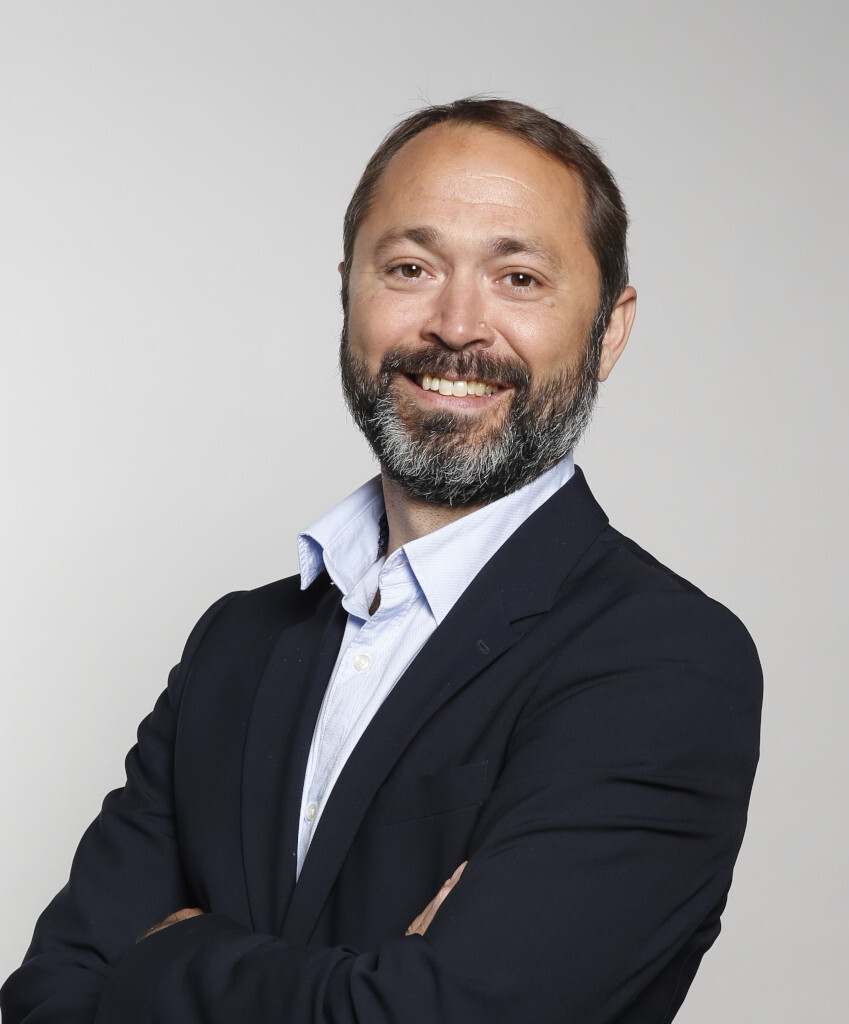 Homme d'affaires souriant, bras croisés