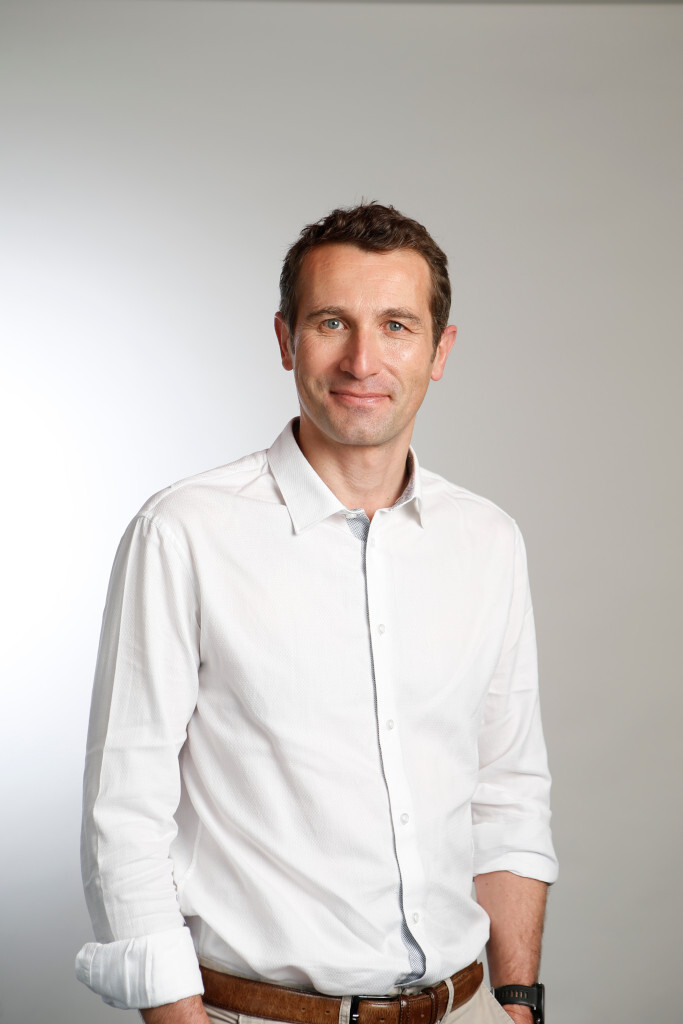 Homme souriant en chemise blanche